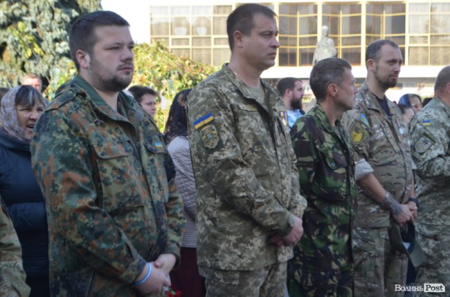 Із квітами та на колінах: у Луцьку вшанували полеглих захисників. ФОТО