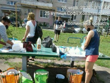 У луцькому дворі викрили горе-продавців, які торгували продуктами зі столу для настільного тенісу. ФОТО