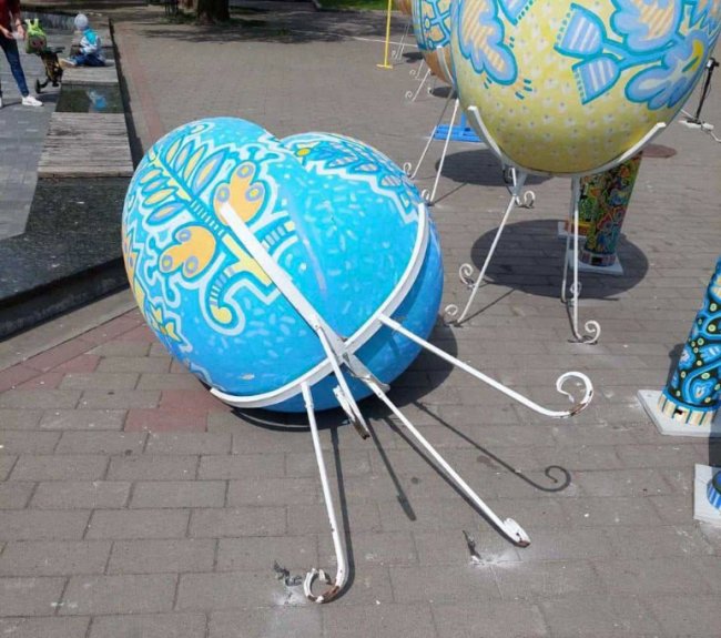 У Луцьку неповнолітні вирвали великодні декорації та пошкодили камеру спостереження. ФОТО, відео