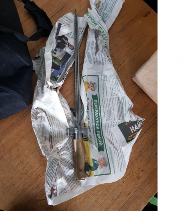 На «Ягодині» затримали чоловіка, який перевозив багато ножів