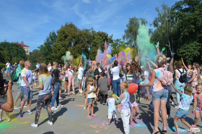 Кольорова подія року: як у Луцьку святкують День молоді. ФОТО