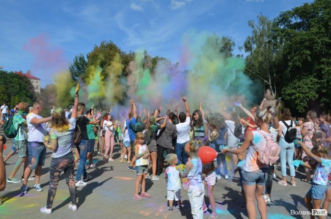 Кольорова подія року: як у Луцьку святкують День молоді. ФОТО