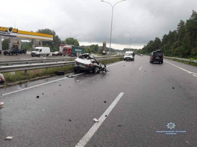 На трасі Київ - Харків легковик влетів у фуру: загинули жінка і дитина