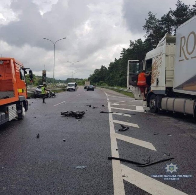 На трасі Київ - Харків легковик влетів у фуру: загинули жінка і дитина