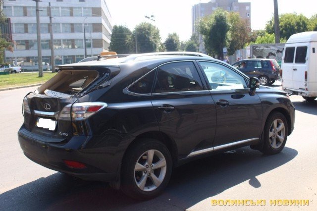 У Луцьку маршрутка в’їхала в Lexus