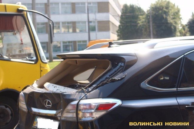 У Луцьку маршрутка в’їхала в Lexus