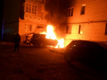 Як гасили автомобіль, який згорів у Луцьку. ФОТО. ВІДЕО