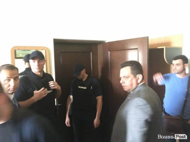 Проводять обшук у кабінеті заступника Луцького міського голови Рачкова. ФОТО 