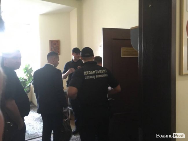 Проводять обшук у кабінеті заступника Луцького міського голови Рачкова. ФОТО 