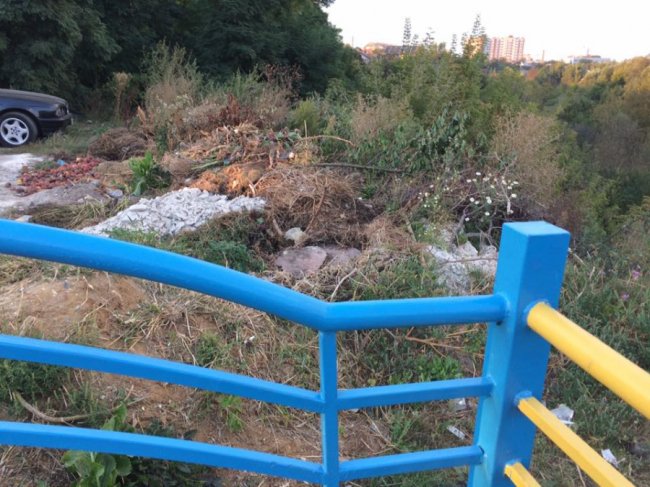 У Луцьку туристичний оглядовий майданчик перетворили на суцільний смітник. ФОТО