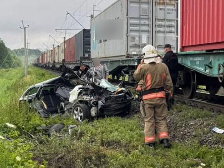На Волині потяг розчавив автівку: 19-річний водій загинув