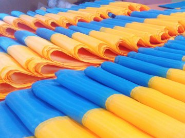 Волинська пенсіонерка шиє бійцям українські прапори. ВІДЕО