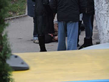 Чоловіка, який упав посеред вулиці в Луцьку, забрала «швидка»