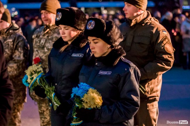 Квіти, сльози і свічки: у День Гідності та Свободи лучани вшанували пам'ять полеглих