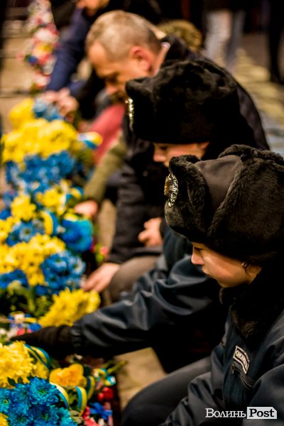 Квіти, сльози і свічки: у День Гідності та Свободи лучани вшанували пам'ять полеглих