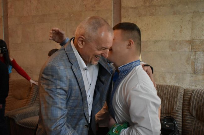 Волинські посадовці долучились до флешмобу у підтримку «сонячних» дітей. ФОТО