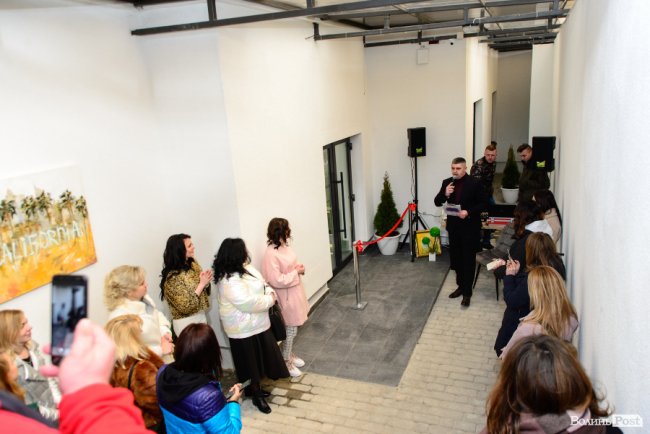 Зі знижками та цінними подарунками: у Луцьку грандіозно відкрилий шоурум меблів і декору «МакКо»*