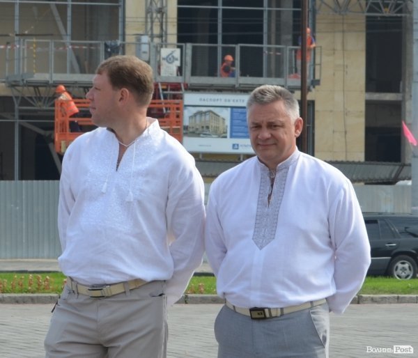 Начальник Луцького міськвідділку міліції Роман Крохмаль (зліва) замість форми одягнув вишиванку