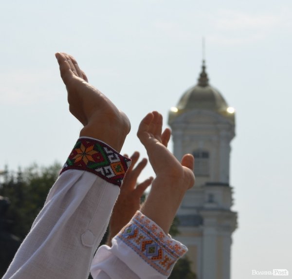 Лучани у вишиванках вибудували ключик від міста. ФОТО