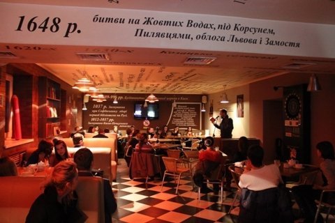 У Луцьку поет-каратист презентував вірші «про поганих дівчат». ФОТО