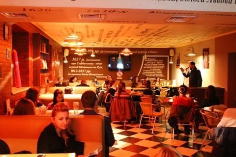 У Луцьку поет-каратист презентував вірші «про поганих дівчат». ФОТО