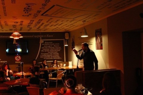 У Луцьку поет-каратист презентував вірші «про поганих дівчат». ФОТО