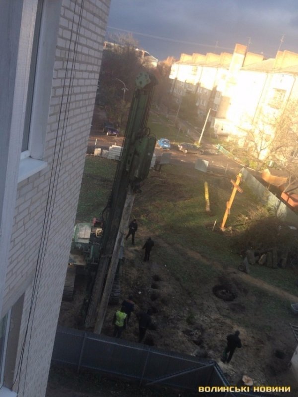 У Луцьку будують церкву ‒ двигтять навколишні будинки