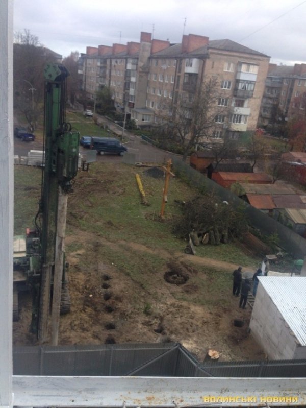 У Луцьку будують церкву ‒ двигтять навколишні будинки