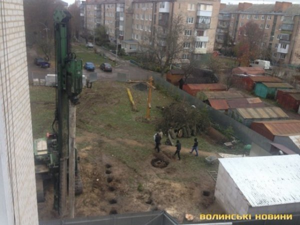 У Луцьку будують церкву ‒ двигтять навколишні будинки