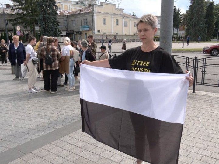 У Луцьку рідні полонених і зниклих безвісти підняли чорно-білий «Прапор Надії». ВІДЕО