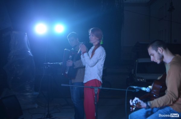 У Луцьку під дощем  збирали кошти для солдат в АТО. ФОТО