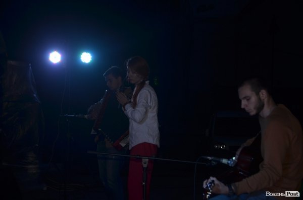 У Луцьку під дощем  збирали кошти для солдат в АТО. ФОТО