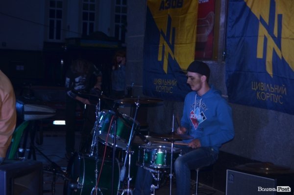 У Луцьку під дощем  збирали кошти для солдат в АТО. ФОТО