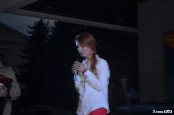 У Луцьку під дощем  збирали кошти для солдат в АТО. ФОТО