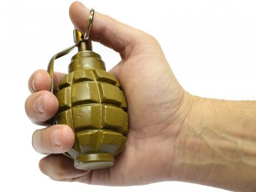 На двері квартири у Луцьку невідомі причепили «гранату»