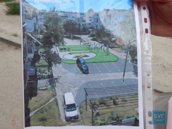 У Володимирі автівки паркують посеред дитячого майданчика. ФОТО