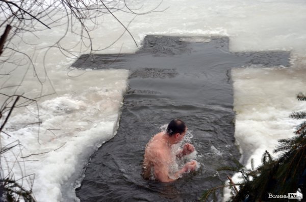 Лід, ополонка та Йорданська вода: Водохреще у Луцьку 