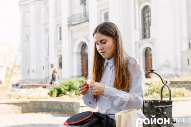 19-річна студентка з Волині створила бренд вишитих футболок