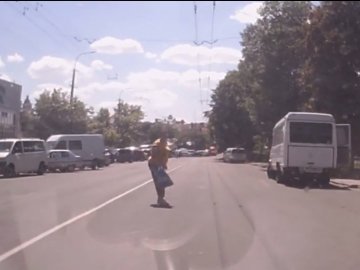 Безсмертні: у Луцьку пішоходи «лізуть» під колеса авто. ВІДЕО