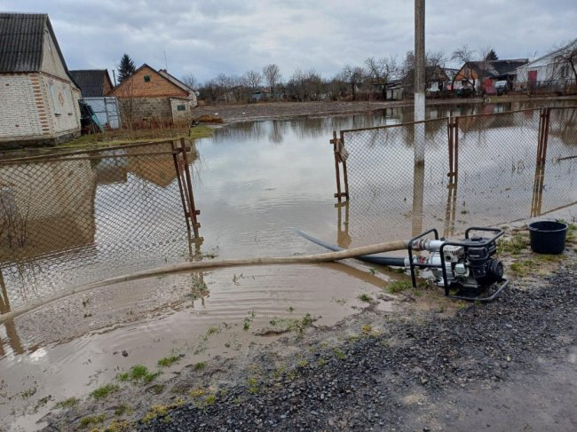 Потоп на Волині: хати людей заливає, рятувальники відкачують воду