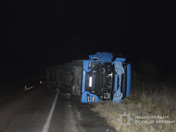 На Волині вантажівка збила велосипедиста і перевернулася