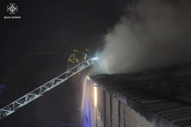 Показали, як рятувальники ліквідовують наслідки ворожого обстрілу на Волині. ФОТО