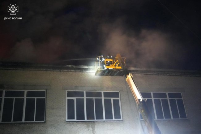 Показали, як рятувальники ліквідовують наслідки ворожого обстрілу на Волині. ФОТО