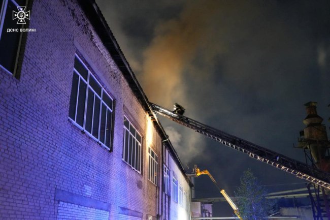 Показали, як рятувальники ліквідовують наслідки ворожого обстрілу на Волині. ФОТО