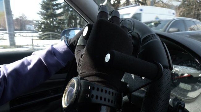 Водить авто та малює картини: ветеран війни втратив обидві руки на війні та почав нове життя у Луцьку