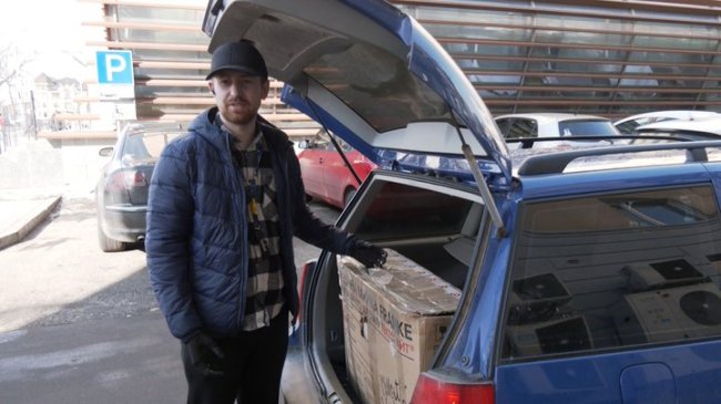 Водить авто та малює картини: ветеран війни втратив обидві руки на війні та почав нове життя у Луцьку