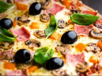 Чому вигідно замовити піцу додому?*