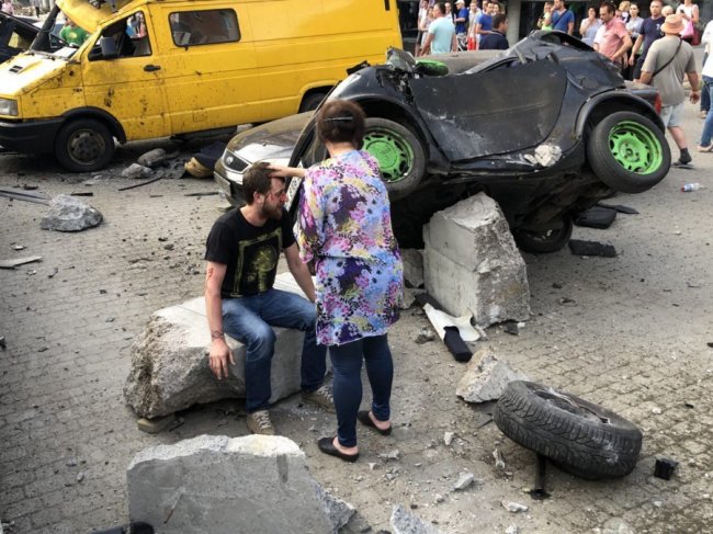 На величезній швидкості BMW збив зупинку та пошкодив три автівки. ФОТО. ВІДЕО
