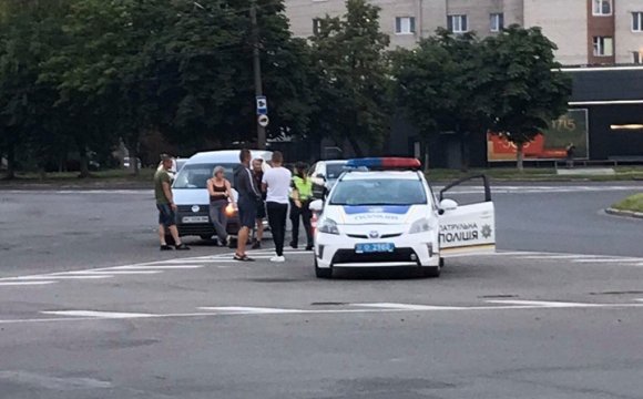 У Луцьку на кільці зіткнулись два легковики. ФОТО