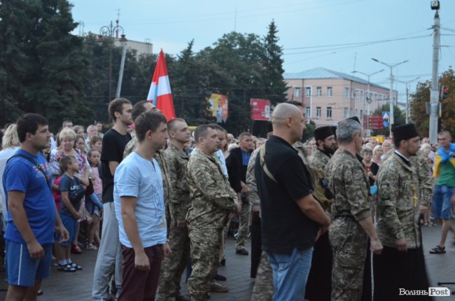 Тисячі людей у центрі Луцька зустріли загиблого Героя. ФОТО